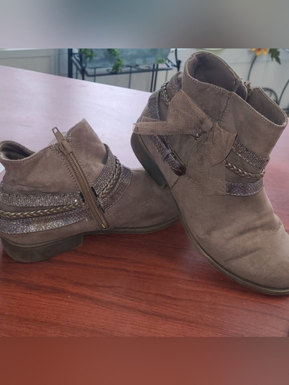 Olive & Edie Sadie Womens 5 sassy gray zip up ankle boots with bling & bow